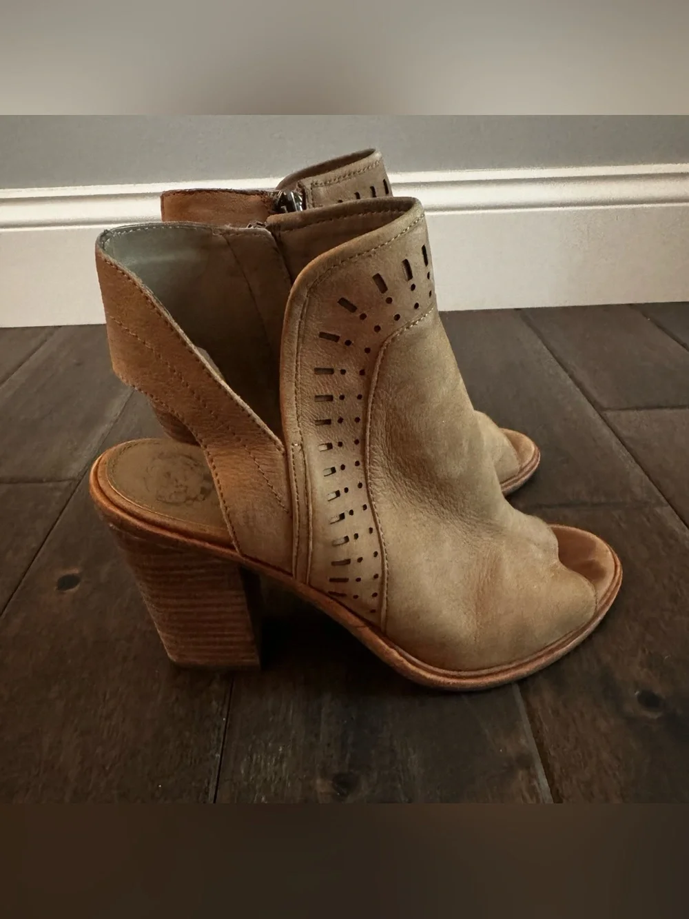 Vince Camuto Kamrina Tan Leather Peep Toe Cutout Block Heeled Zip Booties 8